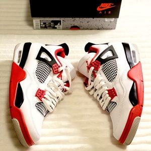 NIKE AIR JORDAN 4 RETRO
